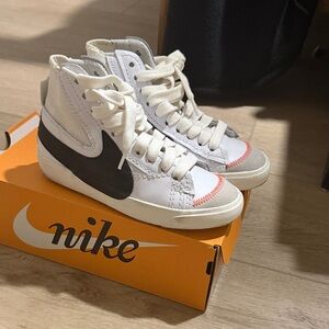 Nike Blazer Mid ‘77 Jumbo. Size 5.5 Sneakers in White & Black